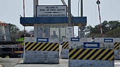 Сотрудники службы охраны останавливают автомобиль у главных ворот авиабазы RAF Акротири недалеко от Лимассола, 2 марта 2026 г.