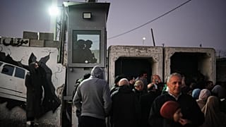 المصلون الفلسطينيون يمرون عبر حاجز قلنديا بين مدينة رام الله بالضفة الغربية والقدس في طريقهم لحضور صلاة الجمعة في المسجد الأقصى خلال شهر رمضان المبارك، الجمعة 20 فبراير 2026.