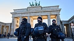 Januar 2026: Berliner Polizisten sichern einen Protest gegen das iranische Regime ab.