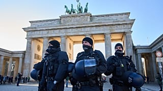 Januar 2026: Berliner Polizisten sichern einen Protest gegen das iranische Regime ab.