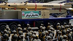 صاروخ خيبر شكن الايراني محمول على عربة عسكرية
