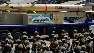 صاروخ خيبر شكن الايراني محمول على عربة عسكرية