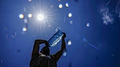 Ein Mann kühlt sich am 16. Juli 2023 in Beirut im Libanon im Mittelmeer ab und gießt sich an einem glühend heißen Tag kaltes Wasser über den Kopf.