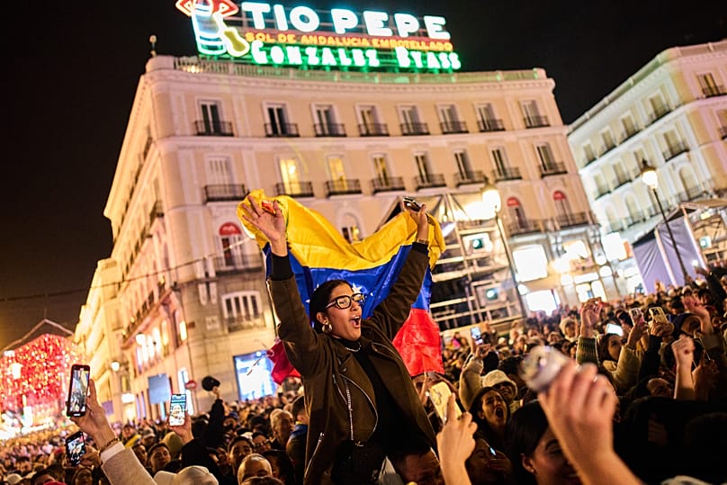 Venezolanos celebran en Madrid, el sábado 3 de enero de 2026, después de que el presidente de Estados Unidos, Donald Trump, anunciara que la captura de Nicolás Maduro.