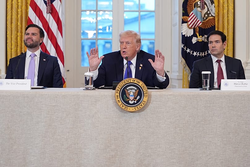 El presidente Donald Trump habla durante una reunión con ejecutivos del sector petrolero en el Salón Este de la Casa Blanca, el 9 de enero de 2026, en Washington,