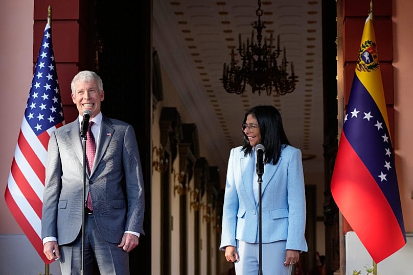 La presidenta interina de Venezuela, Delcy Rodríguez, y el secretario de Energía de Estados Unidos, Chris Wright, ríen mientras ofrecen declaraciones conjuntas.