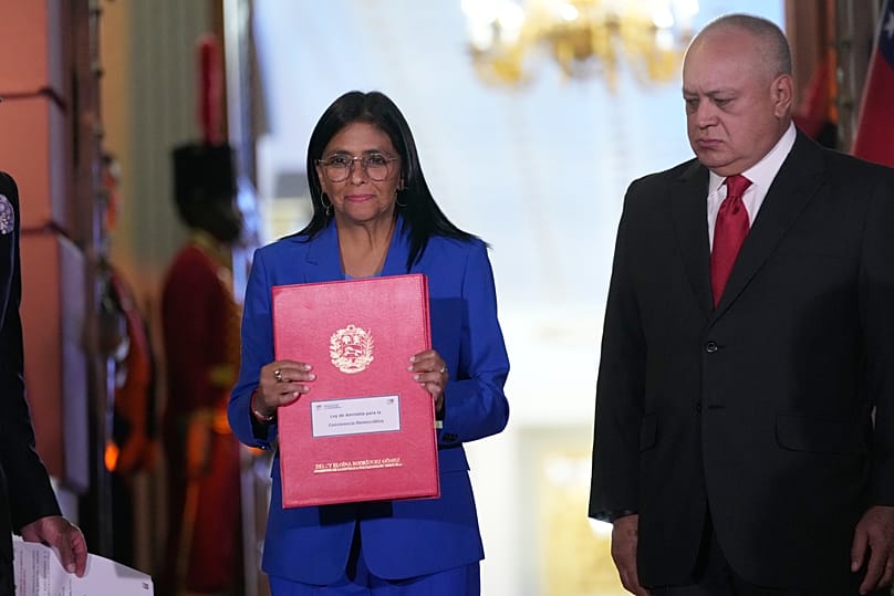 La presidenta interina de Venezuela, Delcy Rodríguez, sostiene un proyecto de ley de amnistía aprobado por la Asamblea Nacional