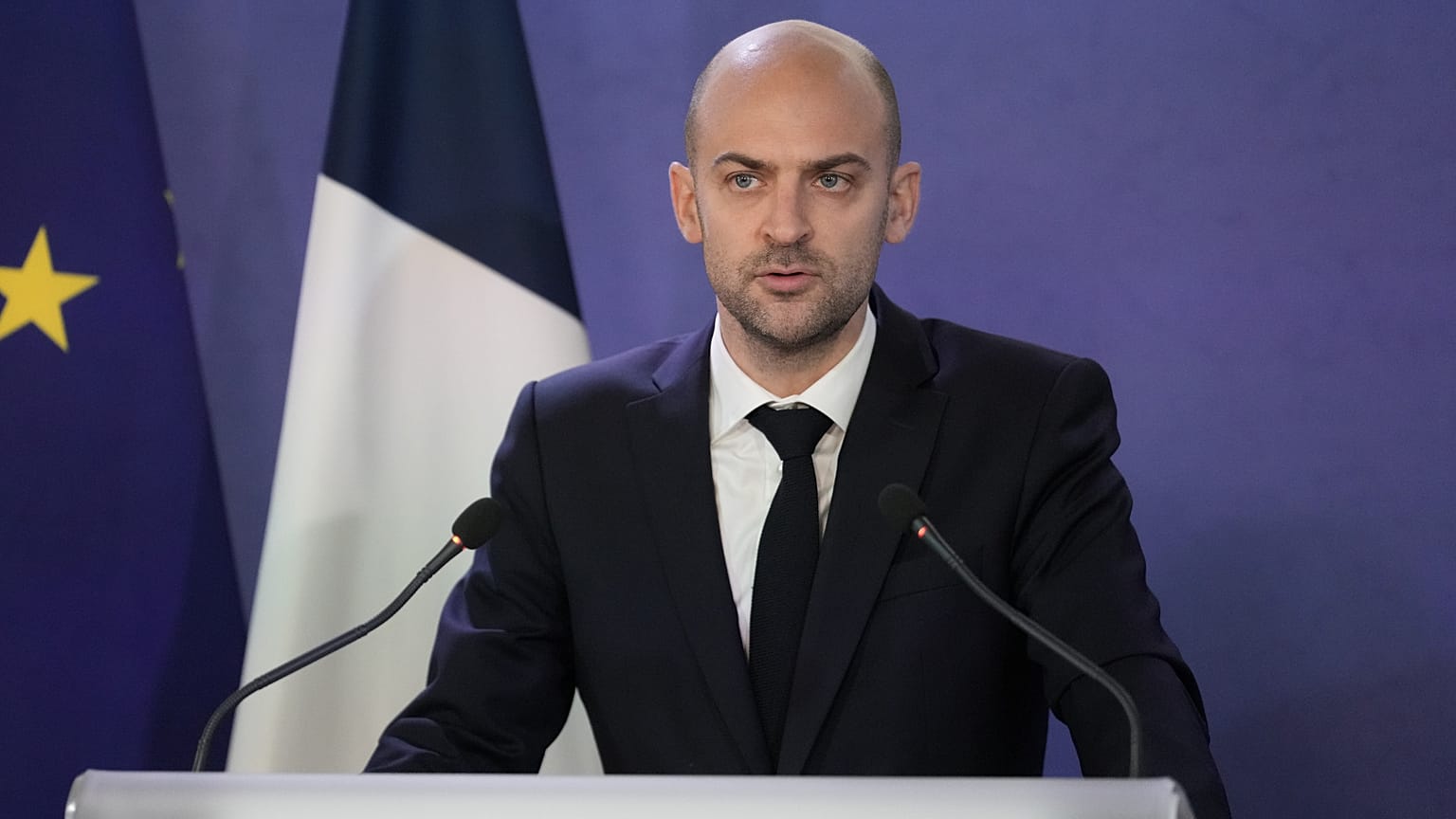 Le ministre français des Affaires étrangères, Jean-Noël Barrot, tient une conférence de presse à l'issue d'une réunion de crise, à Paris, le lundi 2 mars 2026. 