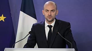 Le ministre français des Affaires étrangères, Jean-Noël Barrot, tient une conférence de presse à l'issue d'une réunion de crise, à Paris, le lundi 2 mars 2026. 