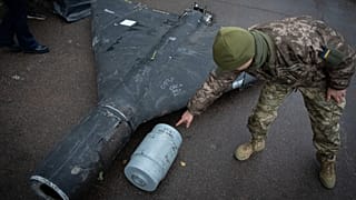 Ein ukrainischer Offizier zeigt eine abgeschossene Shahed-Drohne mit einer von Russland abgefeuerten thermobarischen Ladung in einem Forschungslabor an einem ungenannten Ort in der Ukraine am 14. November 2024.