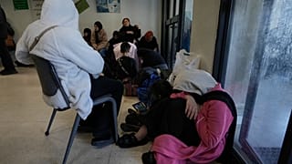 عائلات نازحة هاربة من الغارات الجوية الإسرائيلية في جنوب لبنان تجلس في مدرسة تحولت إلى مأوى، في بيروت، لبنان، الاثنين 2 مارس 2026