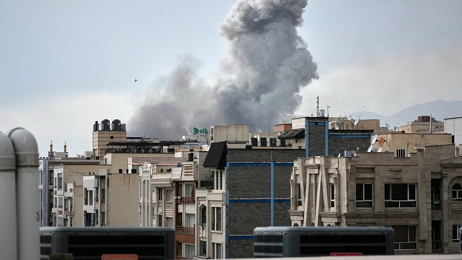 Füst száll fel egy teheráni épületből hétfőn