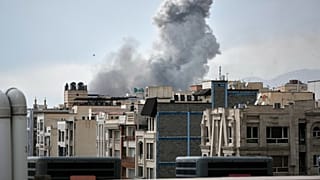 Füst száll fel egy teheráni épületből hétfőn