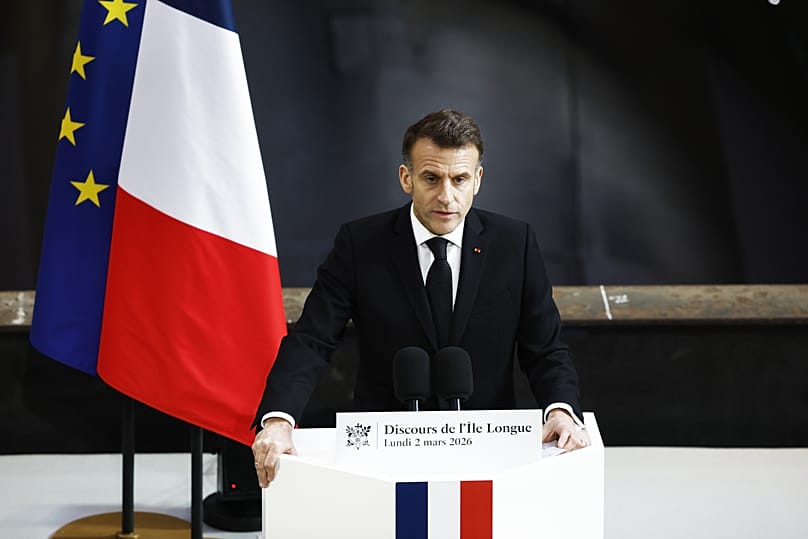 Prezydent Francji Emmanuel Macron wygłasza przemówienie obok okrętu podwodnego „Le Temeraire” w bazie marynarki wojennej z napędem atomowym we Francji, 2 marca 2026 r. 