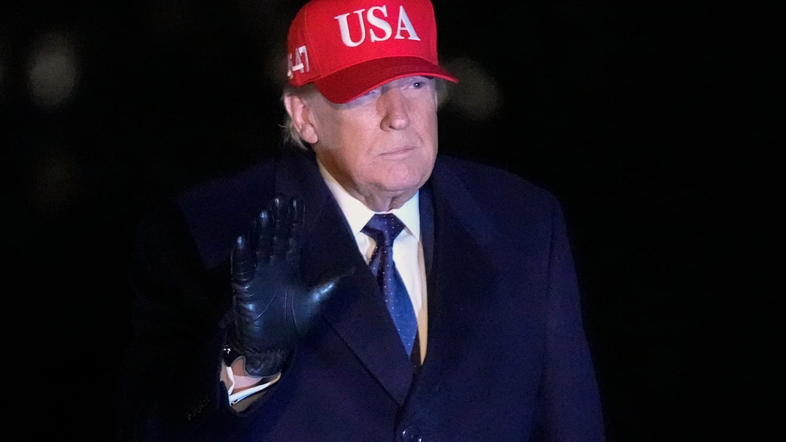 لوّح الرئيس دونالد ترامب بيده بعد وصوله على متن طائرة "مارين ون" إلى الحديقة الجنوبية للبيت الأبيض، يوم الأحد 1 مارس/آذار 2026، في واشنطن. (صورة من وكالة أسوشيتد برس/مارك شيفي