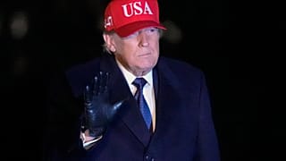 لوّح الرئيس دونالد ترامب بيده بعد وصوله على متن طائرة "مارين ون" إلى الحديقة الجنوبية للبيت الأبيض، يوم الأحد 1 مارس/آذار 2026، في واشنطن. (صورة من وكالة أسوشيتد برس/مارك شيفي