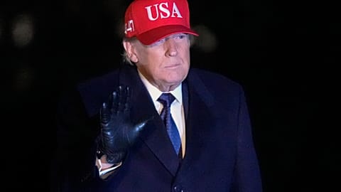 لوّح الرئيس دونالد ترامب بيده بعد وصوله على متن طائرة "مارين ون" إلى الحديقة الجنوبية للبيت الأبيض، يوم الأحد 1 مارس/آذار 2026، في واشنطن. (صورة من وكالة أسوشيتد برس/مارك شيفي