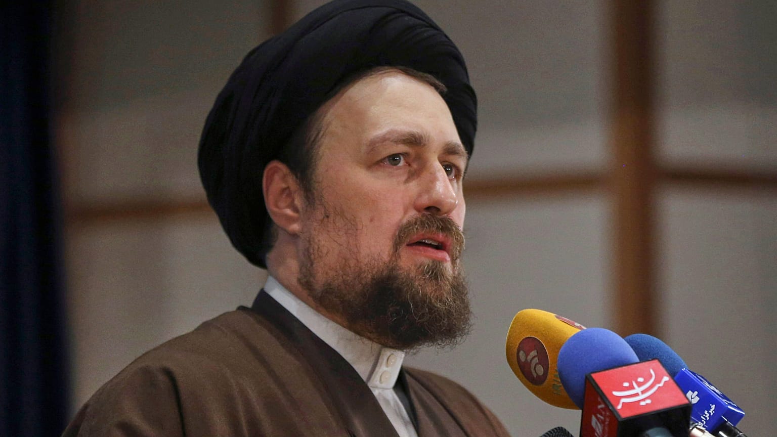  يتحدث حسن الخميني، حفيد آية الله الخميني، في المقر الانتخابي لوزارة الداخلية في طهران، إيران. (صورة AP/وحيد سليم