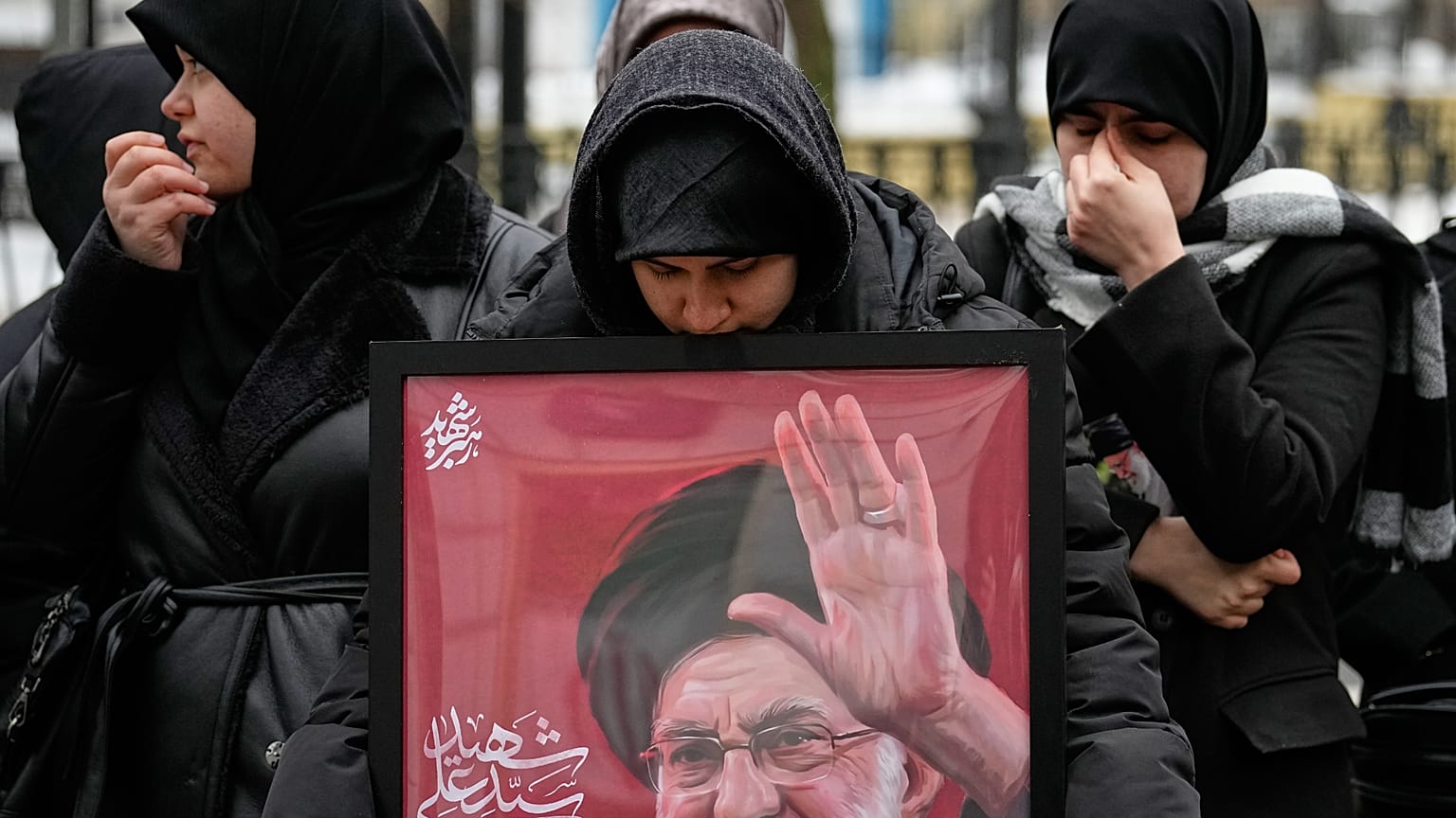 İran dini lideri Ayetullah Ali Hamaney, ABD-İsrail saldırılarının ilk gününde hayatını kaybetti.