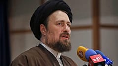  يتحدث حسن الخميني، حفيد آية الله الخميني، في المقر الانتخابي لوزارة الداخلية في طهران، إيران. (صورة AP/وحيد سليم