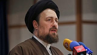 يتحدث حسن الخميني، حفيد آية الله الخميني، في المقر الانتخابي لوزارة الداخلية في طهران، إيران. (صورة AP/وحيد سليم