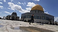 طفل يركض في ساحة المسجد الأقصى قبل صلاة الجمعة في البلدة القديمة بالقدس، الجمعة 27 فبراير 2026. (صورة من وكالة أسوشيتد برس/محمود عليان)