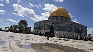 طفل يركض في ساحة المسجد الأقصى قبل صلاة الجمعة في البلدة القديمة بالقدس، الجمعة 27 فبراير 2026. (صورة من وكالة أسوشيتد برس/محمود عليان)