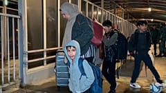 Σε αυτή την εικόνα από βίντεο, οικογένειες διασχίζουν το σημείο ελέγχου Astara, στο Αζερμπαϊτζάν, Δευτέρα 2 Μαρτίου 2026, φεύγοντας από το Ιράν μετά τα αμερικανικά και ισραηλινά πλήγματα.