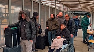 En esta imagen grabada, personas de diversas nacionalidades cruzan el puesto de control de Astara, en Azerbaiyán, el lunes 2 de marzo de 2026, huyendo de Irán