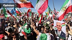 Demonstranten mit einem Porträt von Reza Pahlavi bei einer Kundgebung zur Unterstützung der US- und israelischen Angriffe auf den Iran in Los Angeles, 1. März 2026