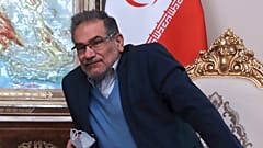 صورة أرشيفية - رئيس المجلس الأعلى للأمن القومي الإيراني، علي شمخاني، يجلس في اجتماع في طهران، إيران، في 12 يونيو 2021. (صورة من وكالة أسوشيتد برس/وحيد سالمي، أرشيفية)