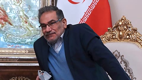 صورة أرشيفية - رئيس المجلس الأعلى للأمن القومي الإيراني، علي شمخاني، يجلس في اجتماع في طهران، إيران، في 12 يونيو 2021. (صورة من وكالة أسوشيتد برس/وحيد سالمي، أرشيفية)