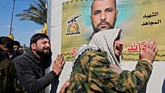 أقارب حزينون خلال جنازة مقاتل من كتائب حزب الله، قُتل في غارة جوية أمريكية، في بغداد، العراق، الاثنين 2 مارس 2026. 