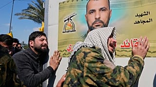 أقارب حزينون خلال جنازة مقاتل من كتائب حزب الله، قُتل في غارة جوية أمريكية، في بغداد، العراق، الاثنين 2 مارس 2026. 