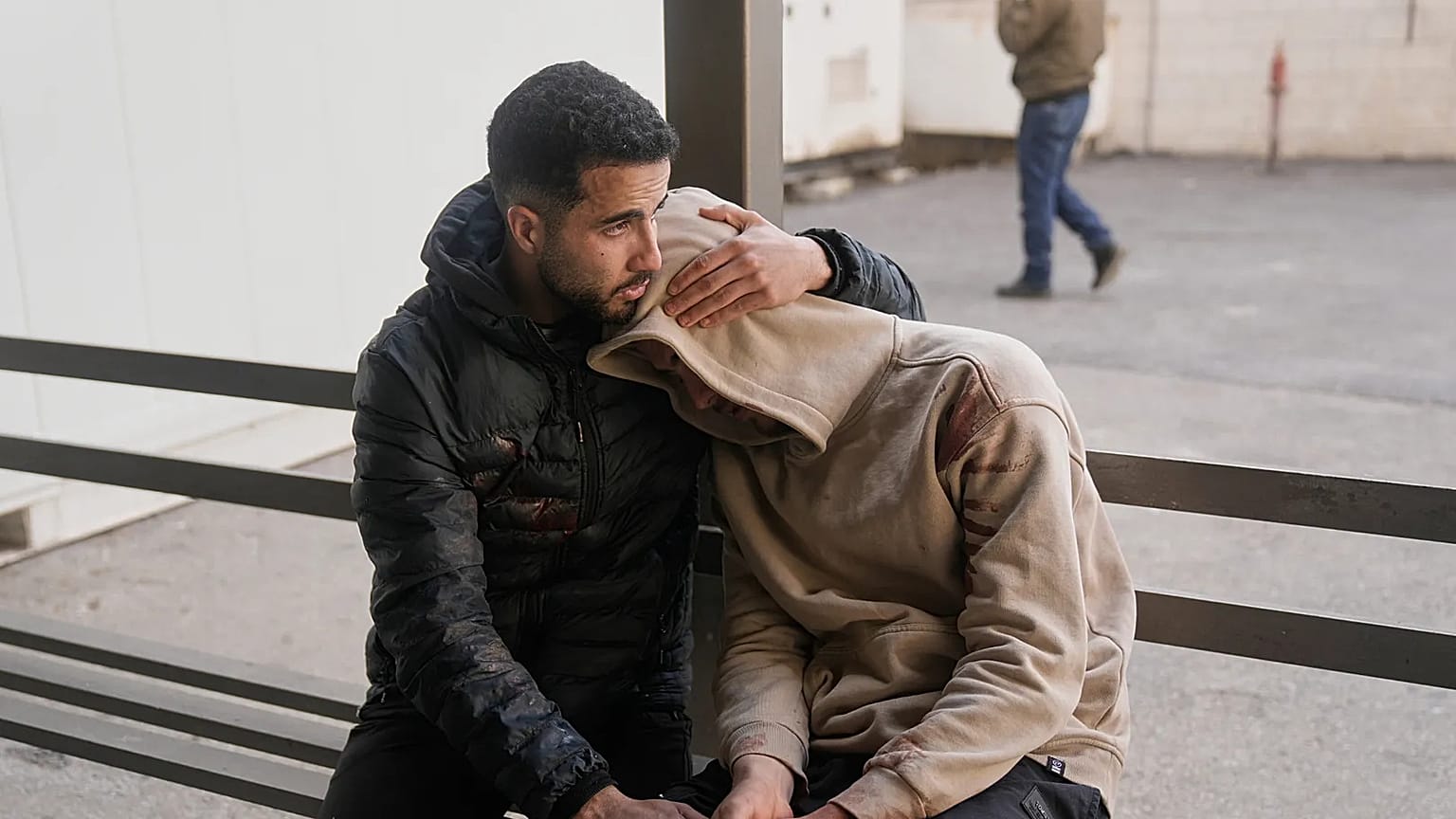 İsrailli yerleşimcilerin öldürdüğü iki erkek kardeşin yakınları hastane bahçesinde, 2 Mart 2026