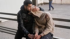 فلسطينيان أمام مشرحة مستشفى في قرية قريوت قرب نابلس بالضفة الغربية، 2 مارس/آذار 2026.