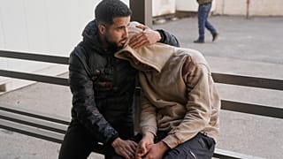 فلسطينيان أمام مشرحة مستشفى في قرية قريوت قرب نابلس بالضفة الغربية، 2 مارس/آذار 2026.