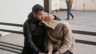 İsrailli yerleşimcilerin öldürdüğü iki erkek kardeşin yakınları hastane bahçesinde, 2 Mart 2026