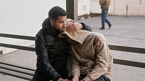 İsrailli yerleşimcilerin öldürdüğü iki erkek kardeşin yakınları hastane bahçesinde, 2 Mart 2026