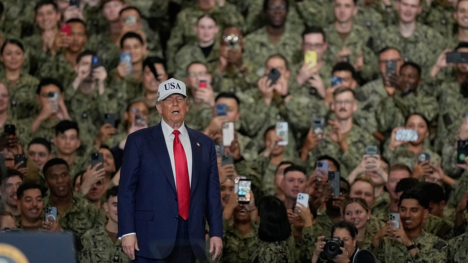 El presidente Donald Trump junto a militares a bordo del portaaviones USS George Washington le fotografían con sus smartphones durante su visita a la base naval de Yokosuka.