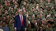 El presidente Donald Trump junto a militares a bordo del portaaviones USS George Washington le fotografían con sus smartphones durante su visita a la base naval de Yokosuka.