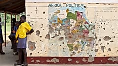 Güney Sudan'da bir okulun dışında bekleyen öğrenciler, 15 Kasım 2016