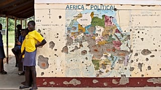 Güney Sudan'da bir okulun dışında bekleyen öğrenciler, 15 Kasım 2016