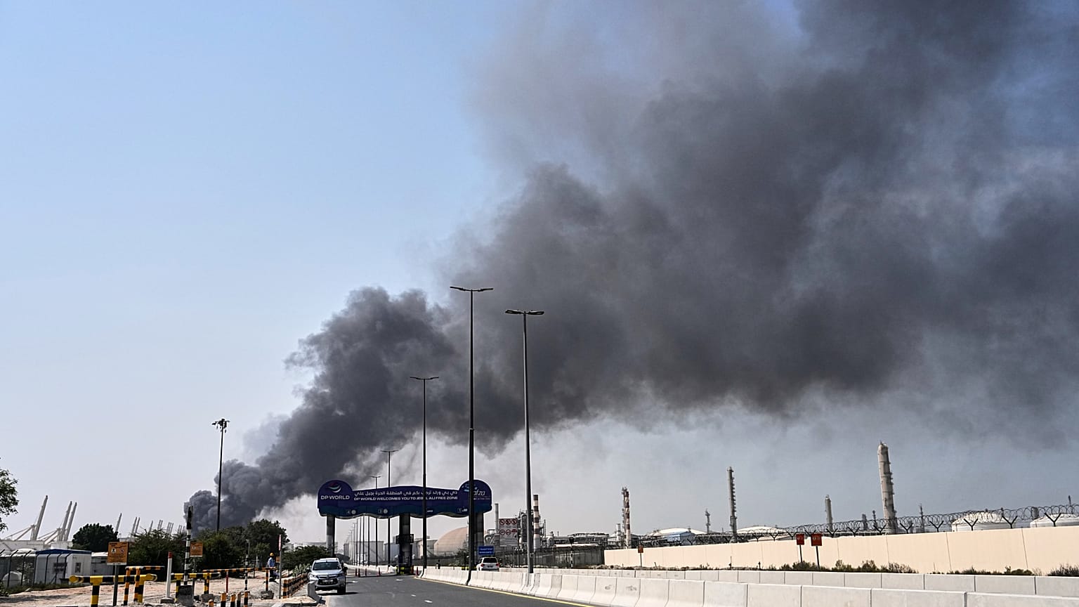 Birleşik Arap Emirlikleri'nin Dubai liman bölgesinde İran'ın insansız hava aracıyla düzenlediği saldırının ardından yükselen dumanlar, Pazar, 1 Mart 2026.