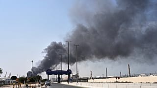 Birleşik Arap Emirlikleri'nin Dubai liman bölgesinde İran'ın insansız hava aracıyla düzenlediği saldırının ardından yükselen dumanlar, Pazar, 1 Mart 2026.