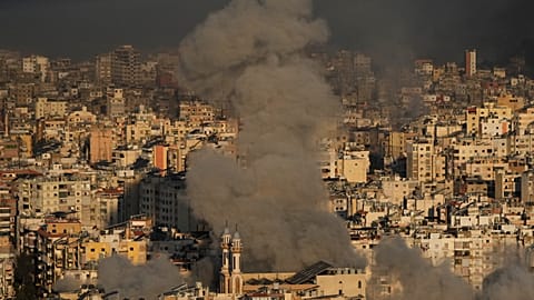 Καπνός υψώνεται από ισραηλινά αεροπορικά πλήγματα στη Νταχίγια, νότιο προάστιο της Βηρυτού, στον Λίβανο, Τρίτη 3 Μαρτίου 2026