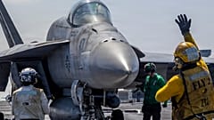 Фотография Центкома США: истребитель F/A-18E Super Hornet готовится к запуску с летной палубы авианосца Abraham Lincoln в поддержку операции "Эпическая ярость", 2 марта 2026 г