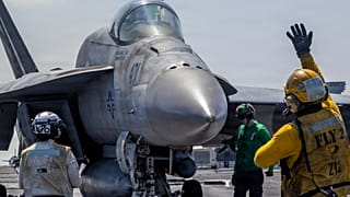 Фотография Центкома США: истребитель F/A-18E Super Hornet готовится к запуску с летной палубы авианосца Abraham Lincoln в поддержку операции "Эпическая ярость", 2 марта 2026 г