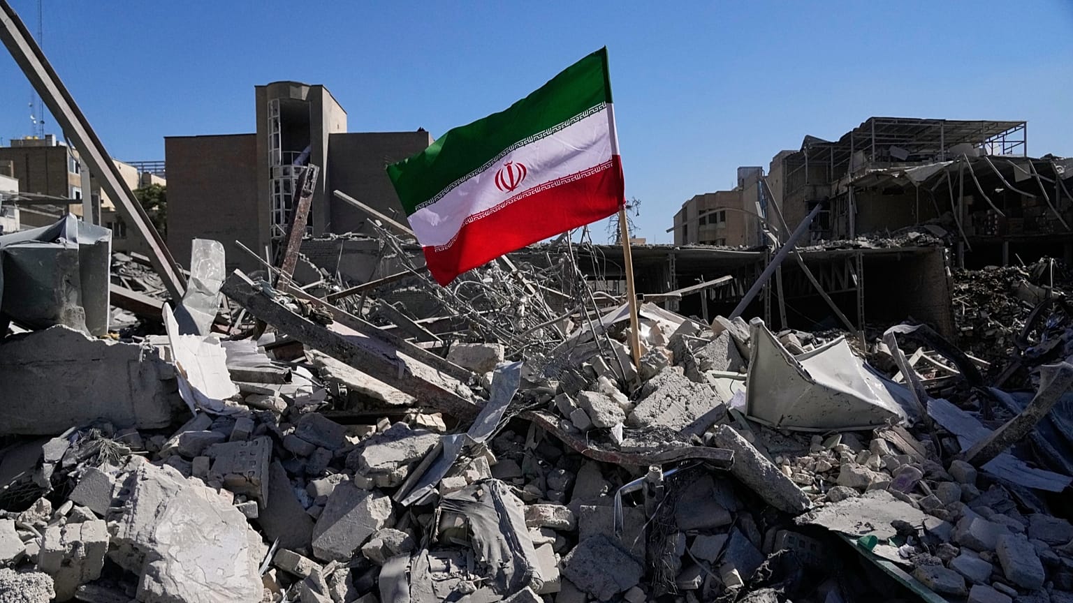 Eine iranische Flagge in den Trümmern einer Polizeistation, die am Montag während der Militäraktion in Teheran, 3. März 2026, getroffen wurde