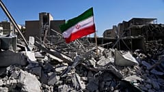 Eine iranische Flagge in den Trümmern einer Polizeistation, die am Montag während der Militäraktion in Teheran, 3. März 2026, getroffen wurde